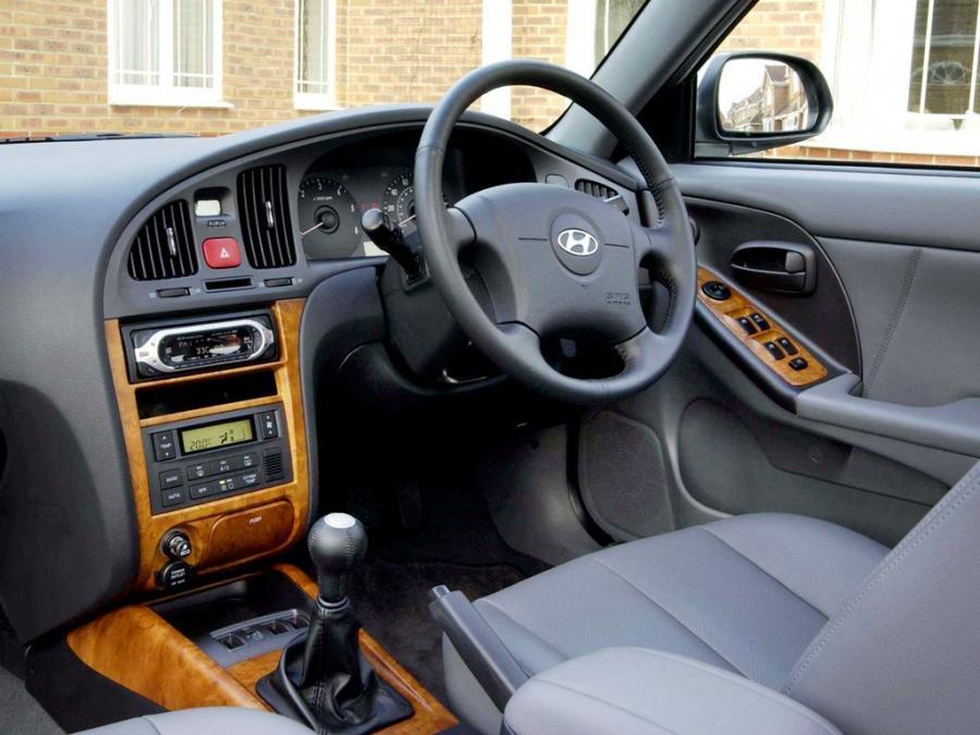  Hyundai Elantra Hatchback 2003 года  (UK) (фото 4 из 4)